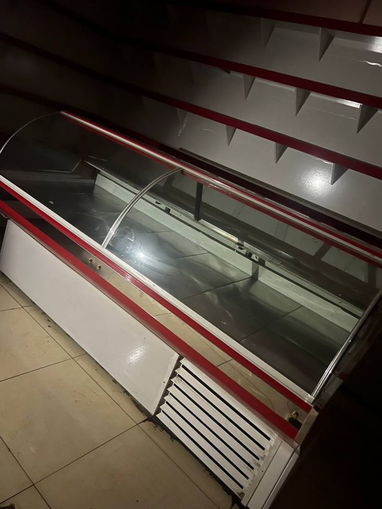 СрПродаёся витринный холодильник в новом состояние пользовались месяц