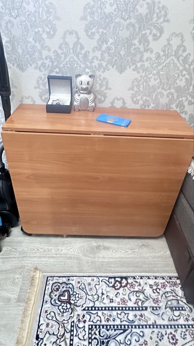 Диван,стол, прихожую