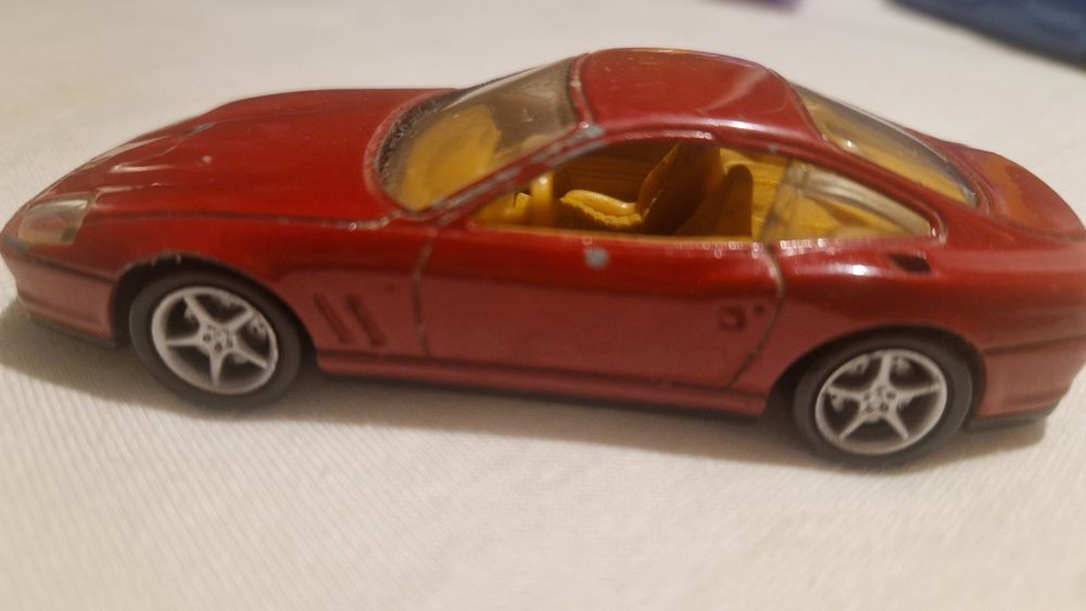 Метални коли със следи от употреба