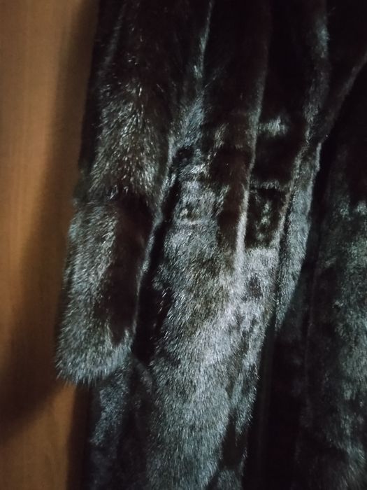 Vând haina de blană naturală