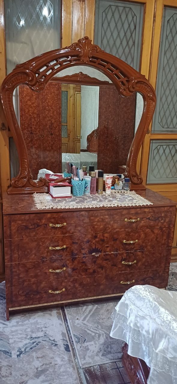 Spalniy mebel yaxshi xolatda