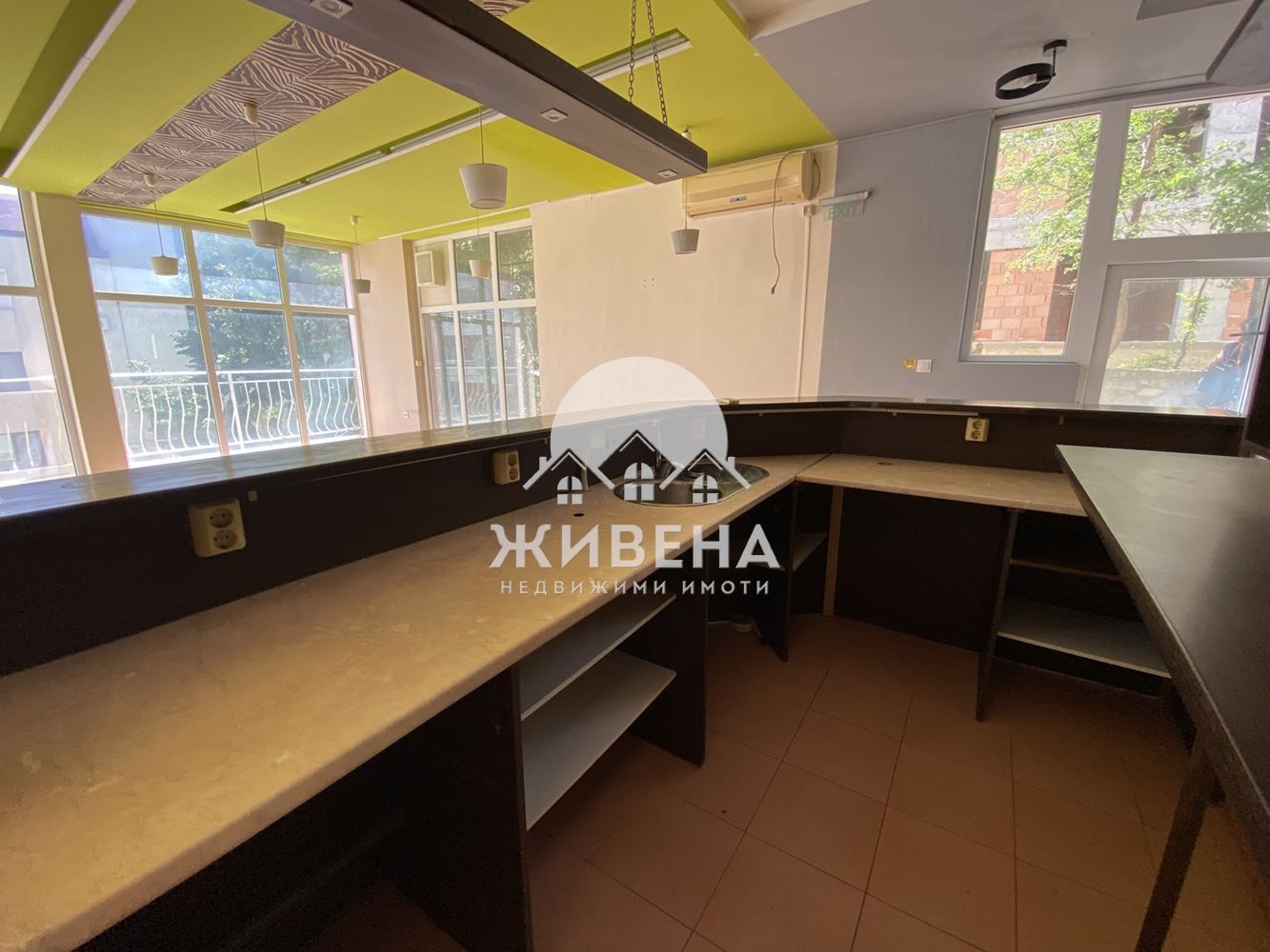 Заведение под наем в кв. Бриз, до Паметника, площ 143 кв.м
