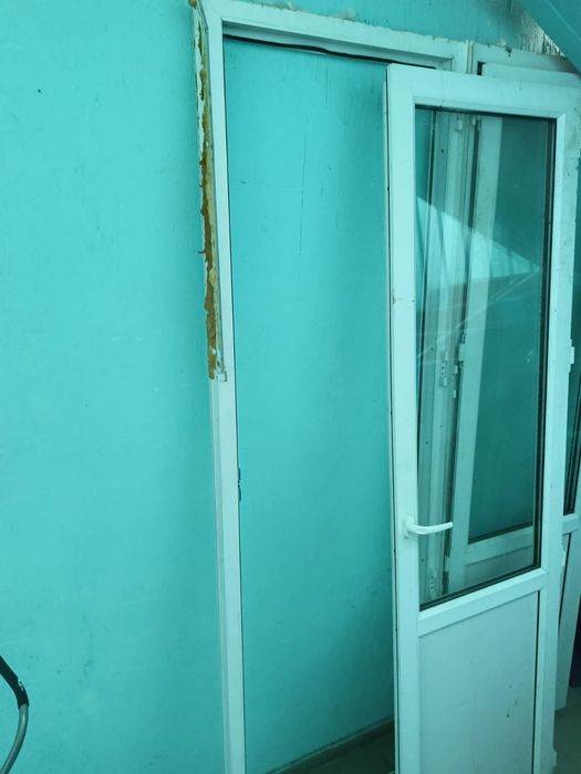 Продам оконный блок с дверью
