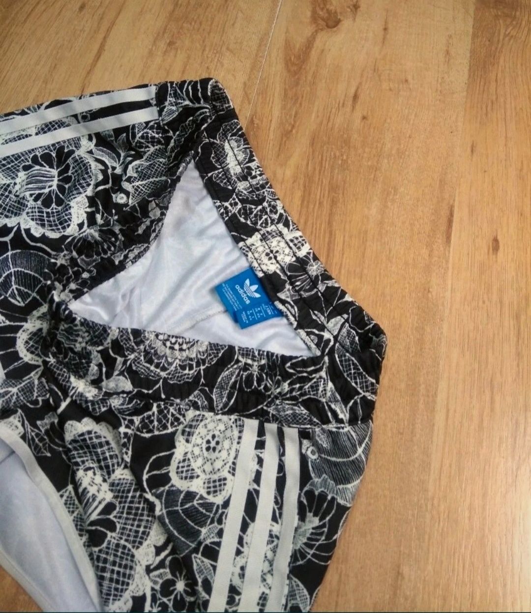 Pantaloni scurți de damă Adidas mărimea 40 M