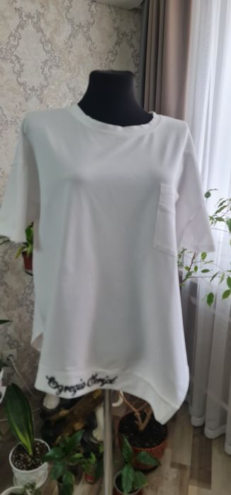 Женская белая футболка 52 размера.