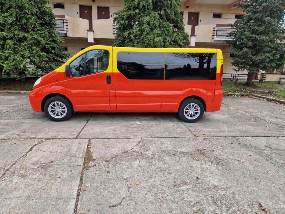 Vând Opel Vivaro 2.0diesel 8+1 locuri  recent adusa din Germania