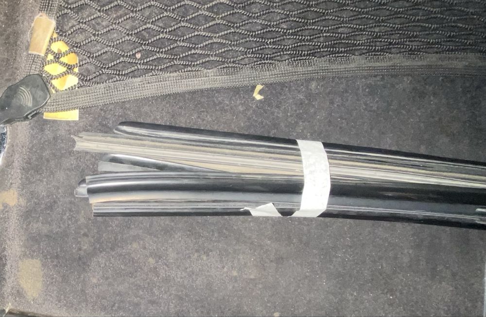 Продам наружние уплотнители стекол дверей 124 мерседес