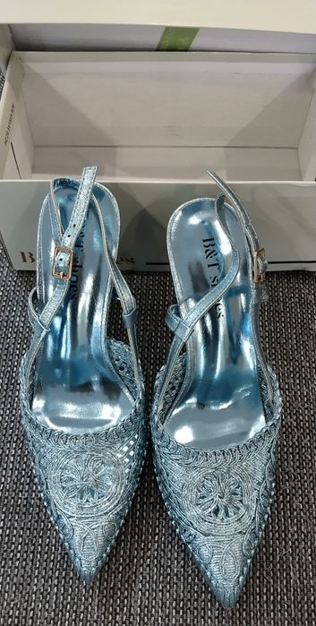 Нови лъскави обувки с ток