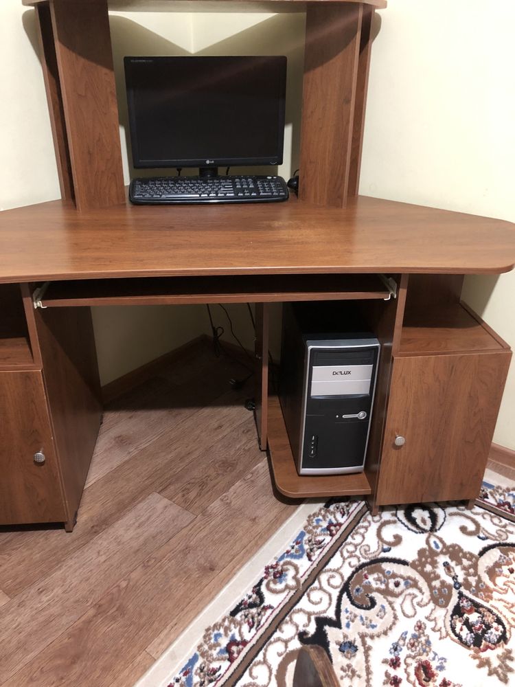 Компютерный стол с компютером