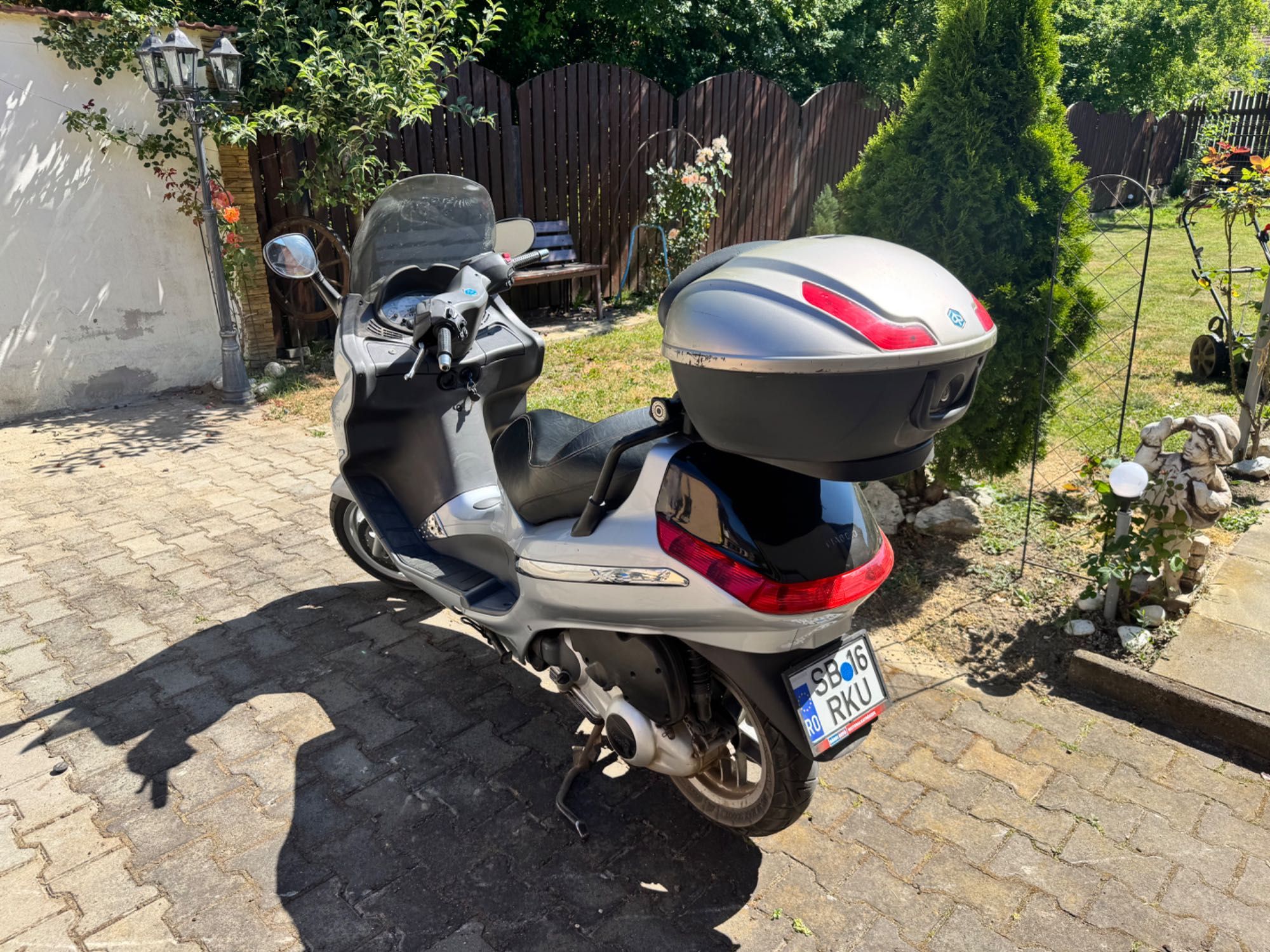 Piaggio x 8 , 125cm3, cat  b , înmatriculat