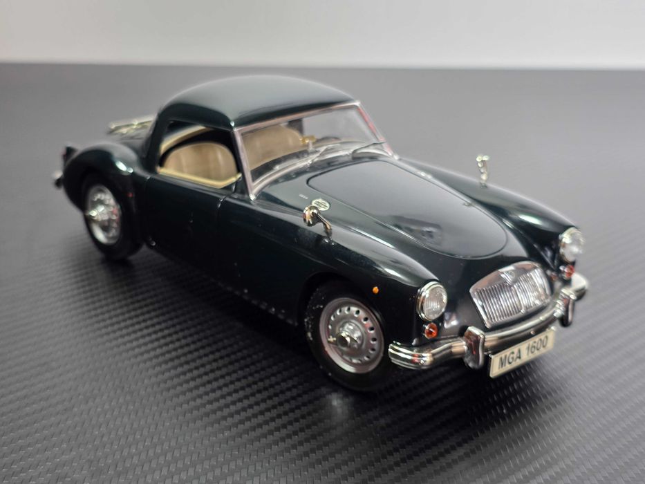 Macheta Auto 1/18 Revell 1960 MGA