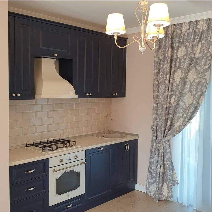 Bucatarie realizata cu fronturi din mdf cu frezare