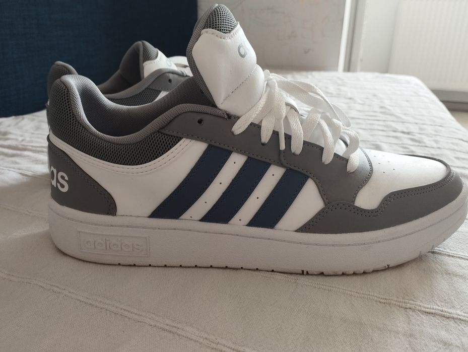 Pantofi Adidas albi și gri, folosiți o singură dată.