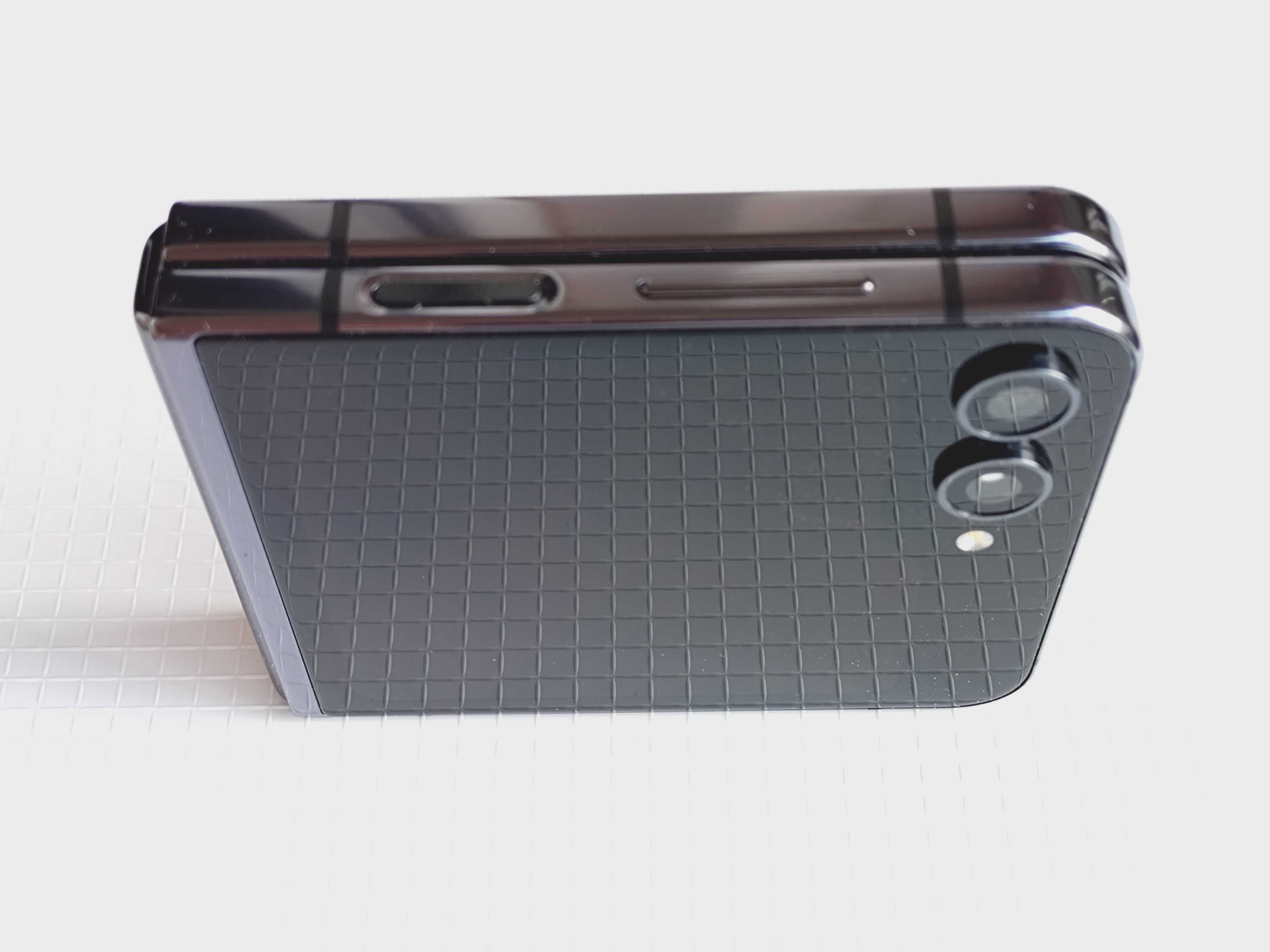 Samsung galaxy Z flip 5 използван един месец с аксесоари