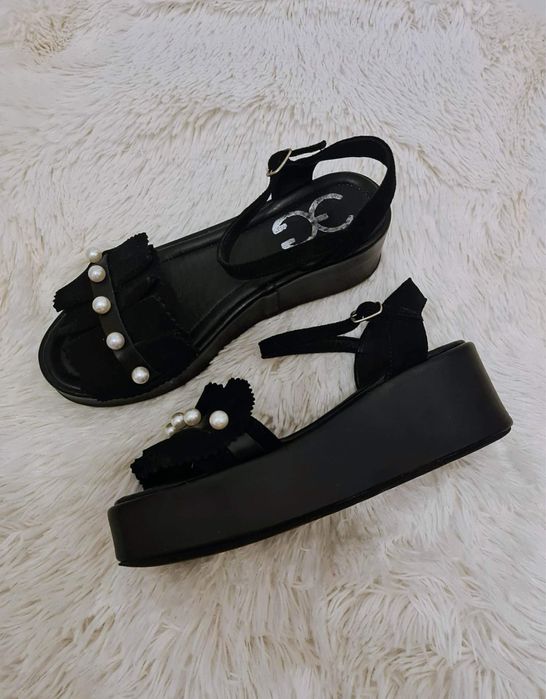 Sandale negre din piele cu perle