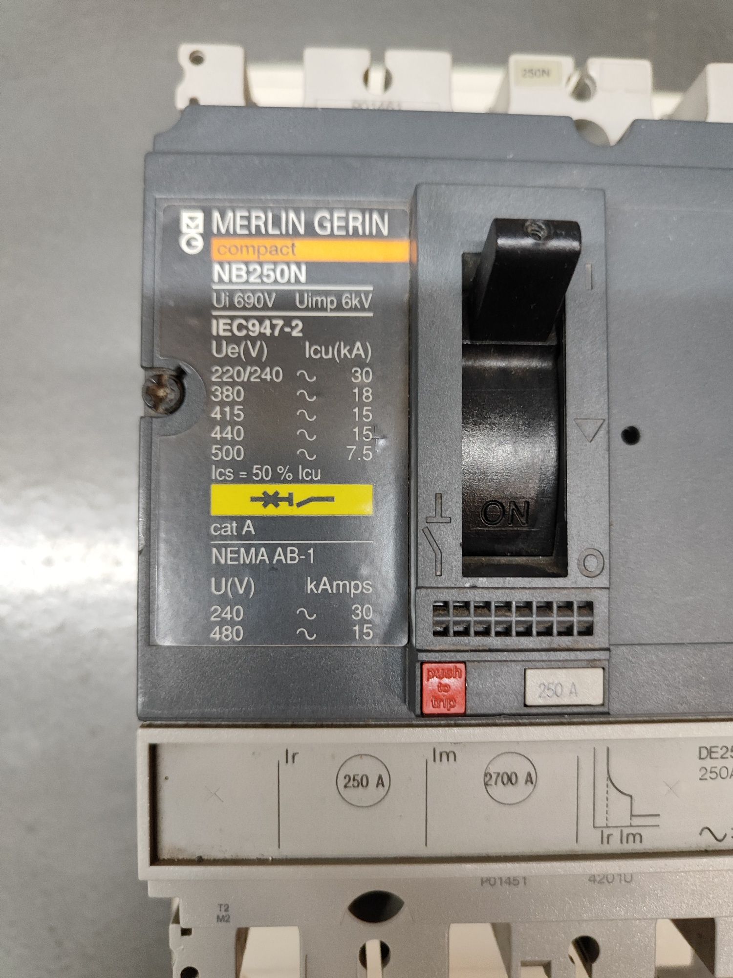 Автоматичен прекъсвач MERLIN GERIN 250 A