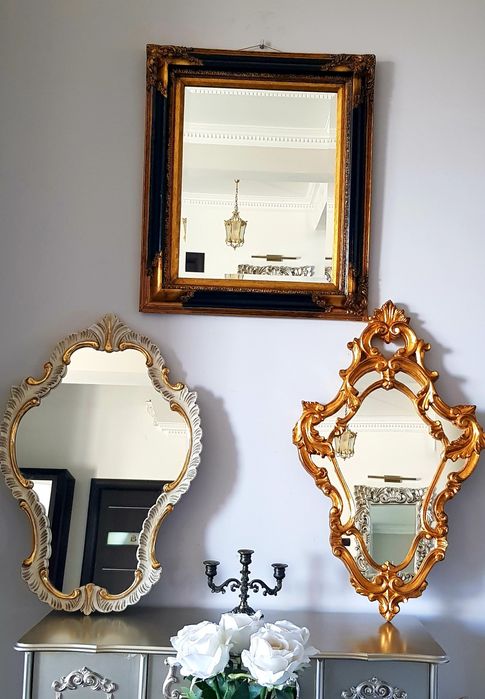 Oglindă veche cu ramă din lemn masiv