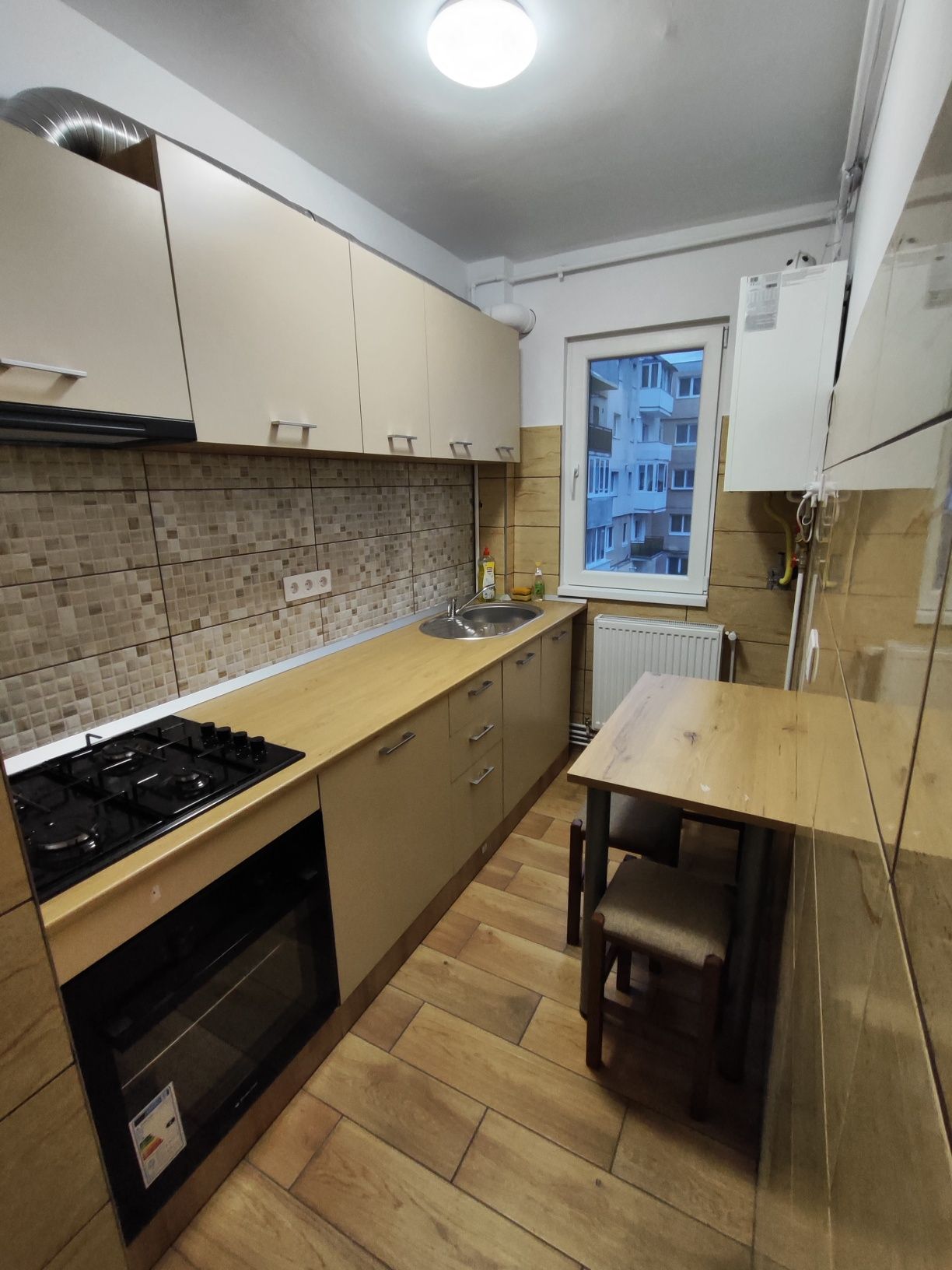 Închiriez apartament cu 2 camere