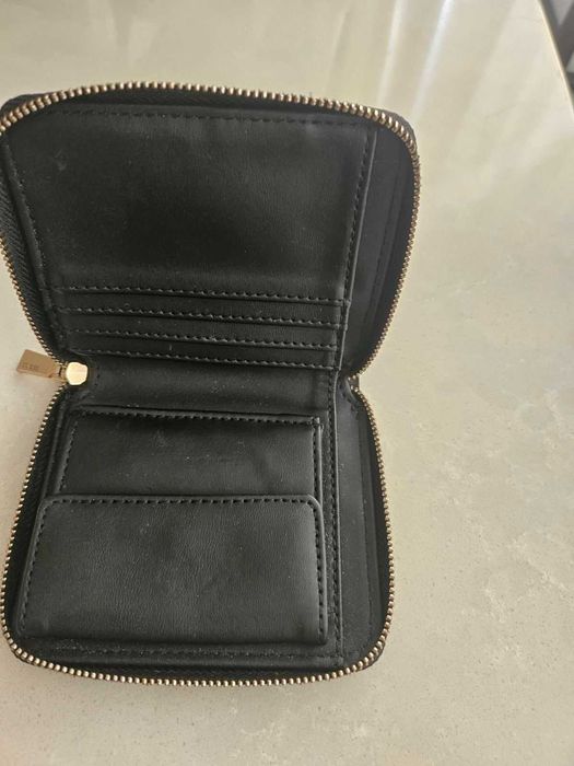 Продавам дамско черно портмоне Guess