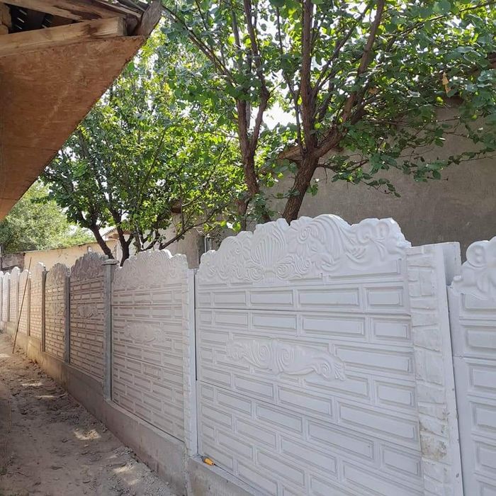 Vând plăci de gard și stâlpi