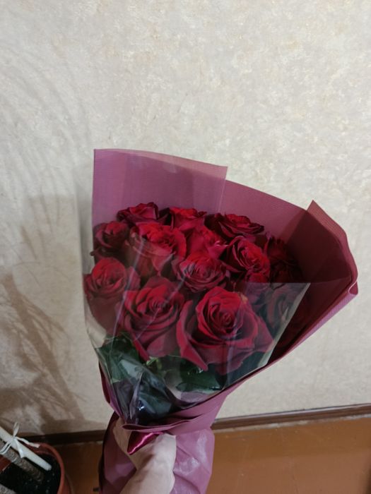 Продам 15 роз дарили сегодня утром