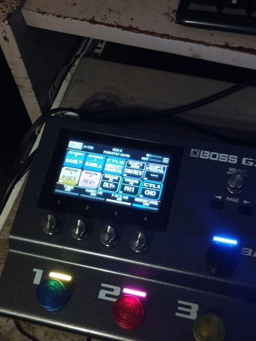 Продавам китарен процесор Boss gx100