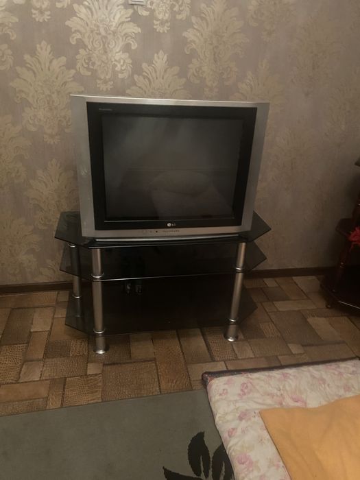 Телевизор с подставкой