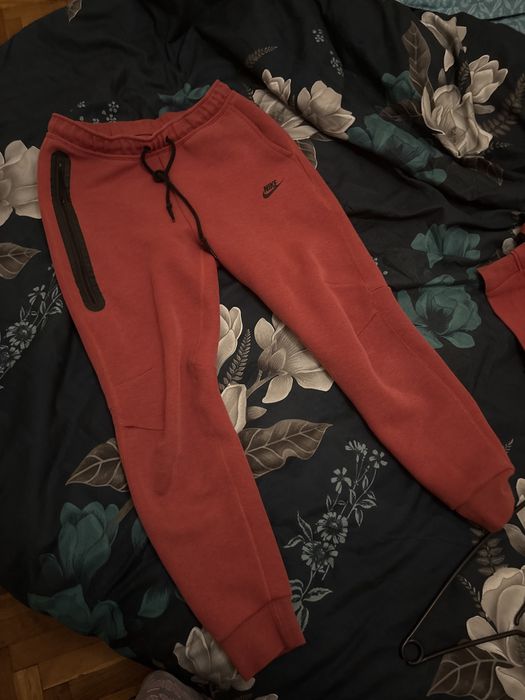 Nike tech fleece червен