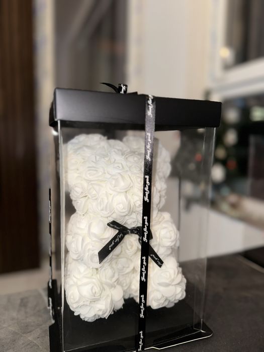 Подаръчно мече с вечни рози и елегантна панделка - идеално за празници