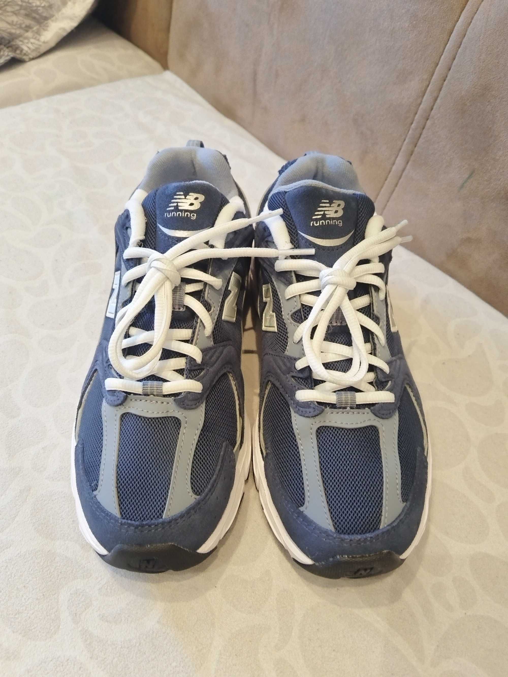 Маратонки new balance