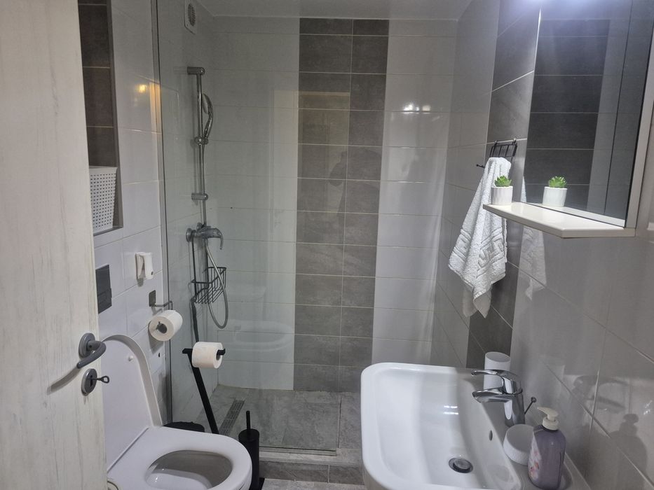 Închiriez studio zona Hanul cu Pește