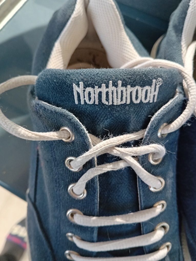 ^^ vând adidași northbrook marime 43 în stare foarte bună