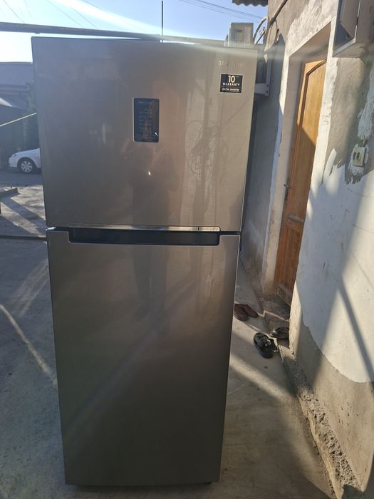 Срочно продам холодильник Samsung 3 года гарантия есть