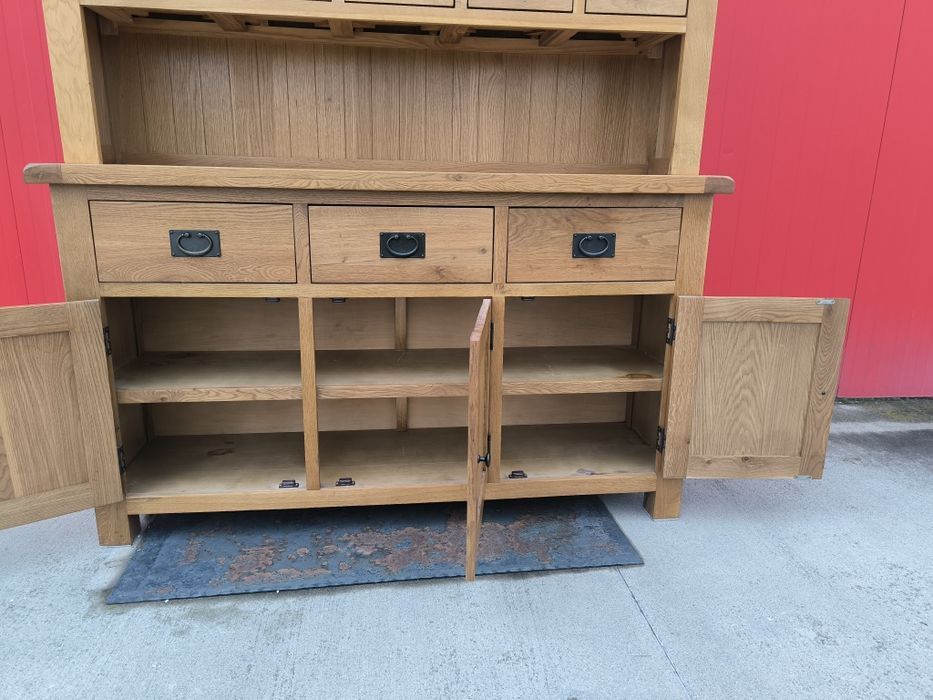 Шкаф от масивен дъб