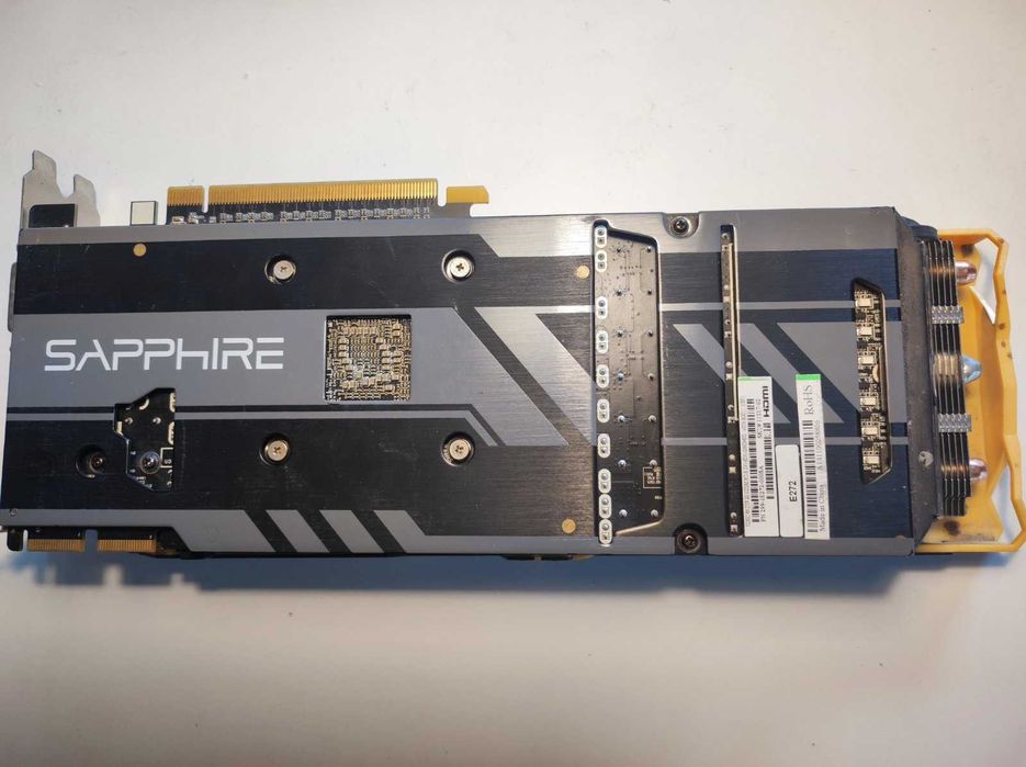 Продават се 2 видеокарти Radeon R9 270X на AMD