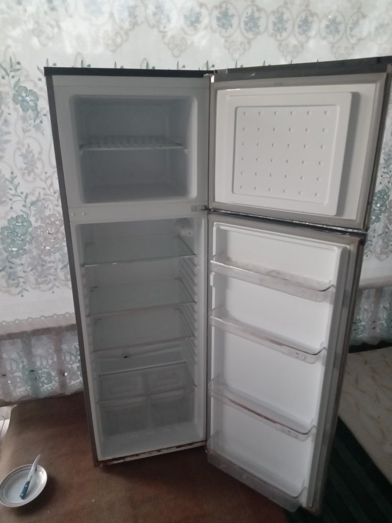 Холодильник сотилади