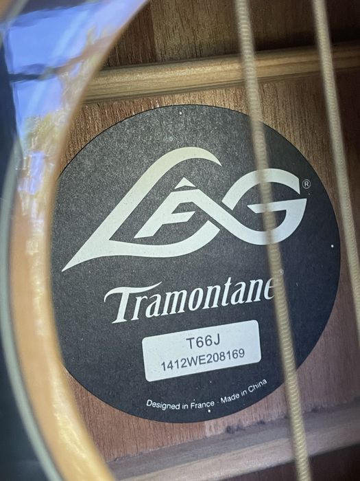 Chitara acustica + Husa + Suport chitara + Capodastru + Carte melodii