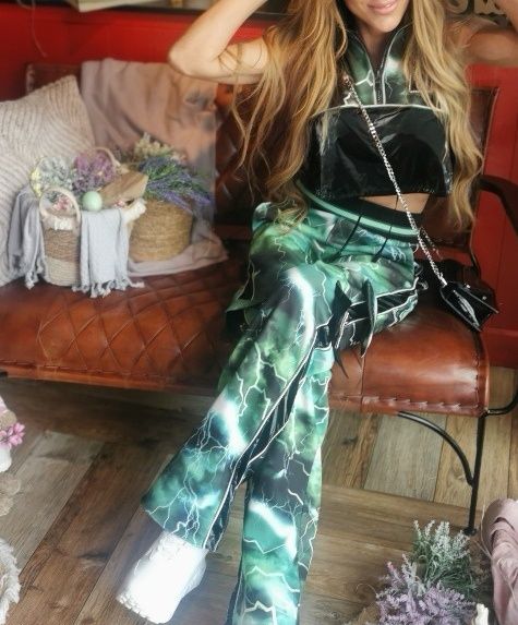 Дамски екип панталон и кроп топ.