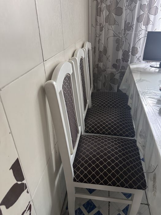 Стуля как новые  без каких проблем