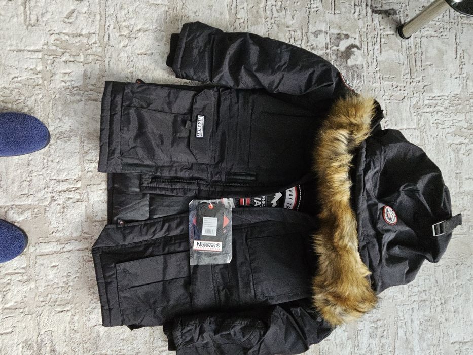 Vând Geaca batbati mărimea S noua