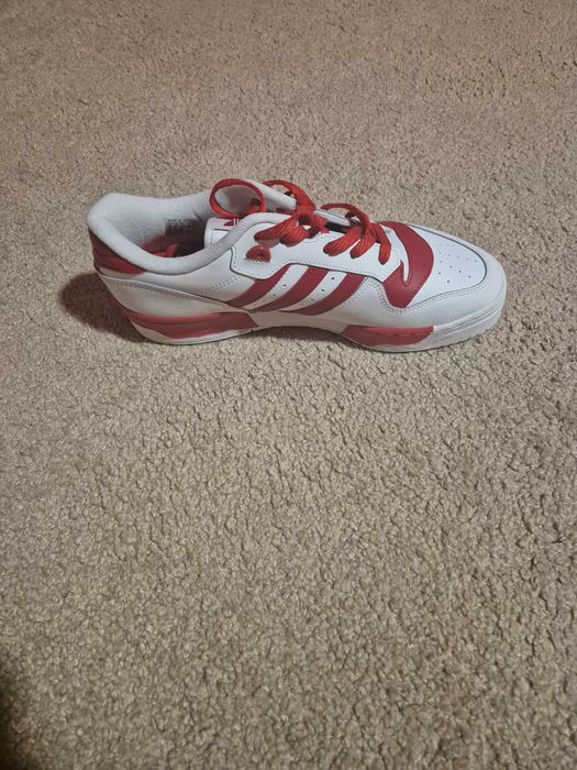 Адидас оригинални.