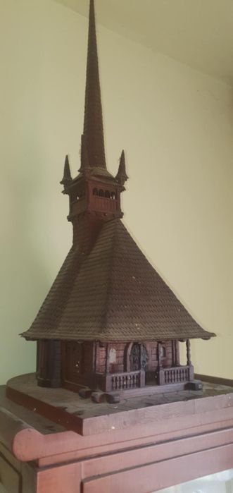 Machetă din lemn interpretând o biserică