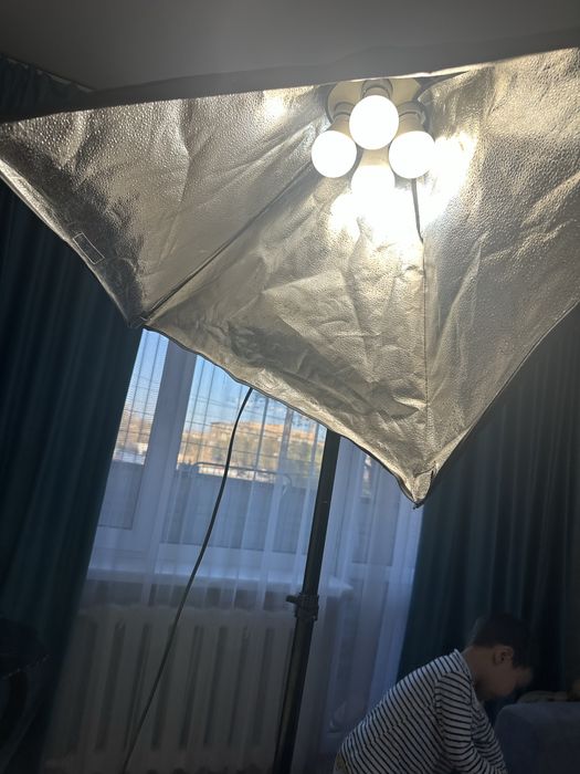 Продам кушетку и лампу