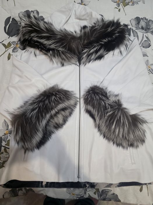 Продавам бяло яке , естествена кожа с гарнитура от сребърна лисица
