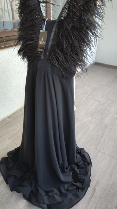 O rochie extrem de eleganta cu pene de struț