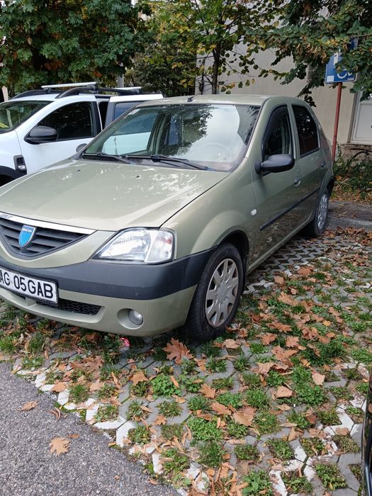 Vând Dacia Logan