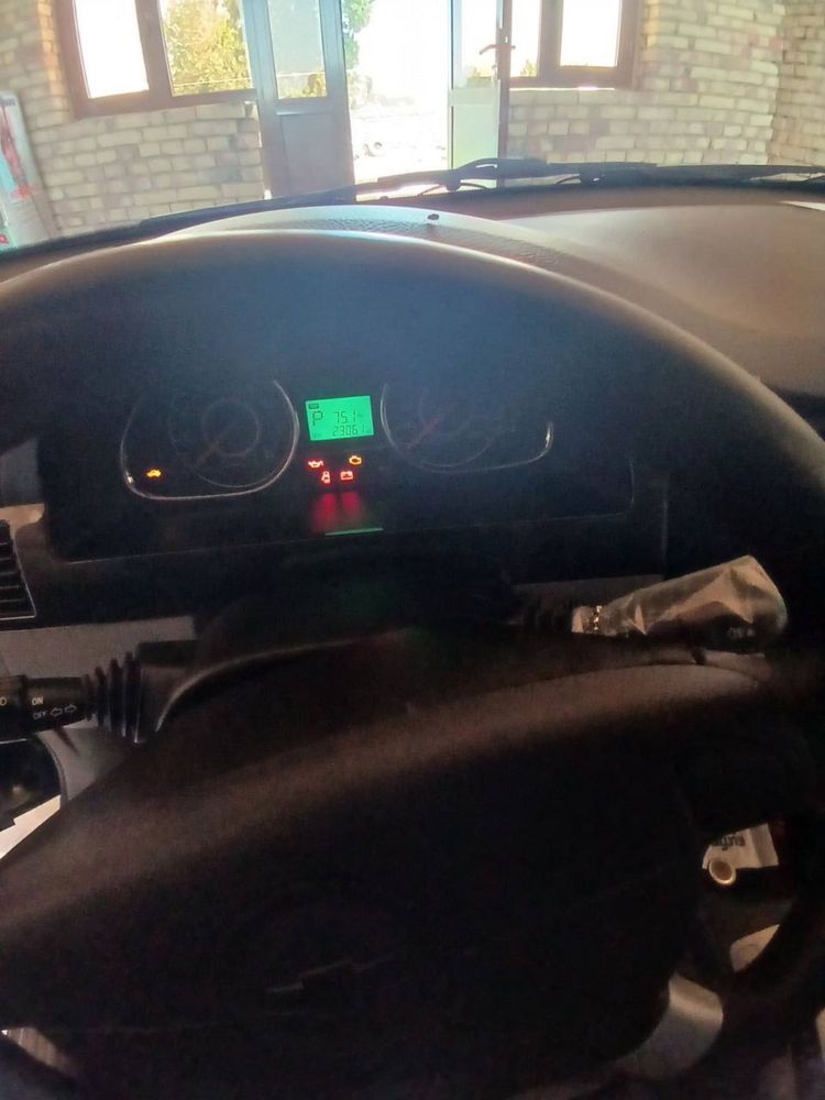 Chevrolet Gentra qora 1,5