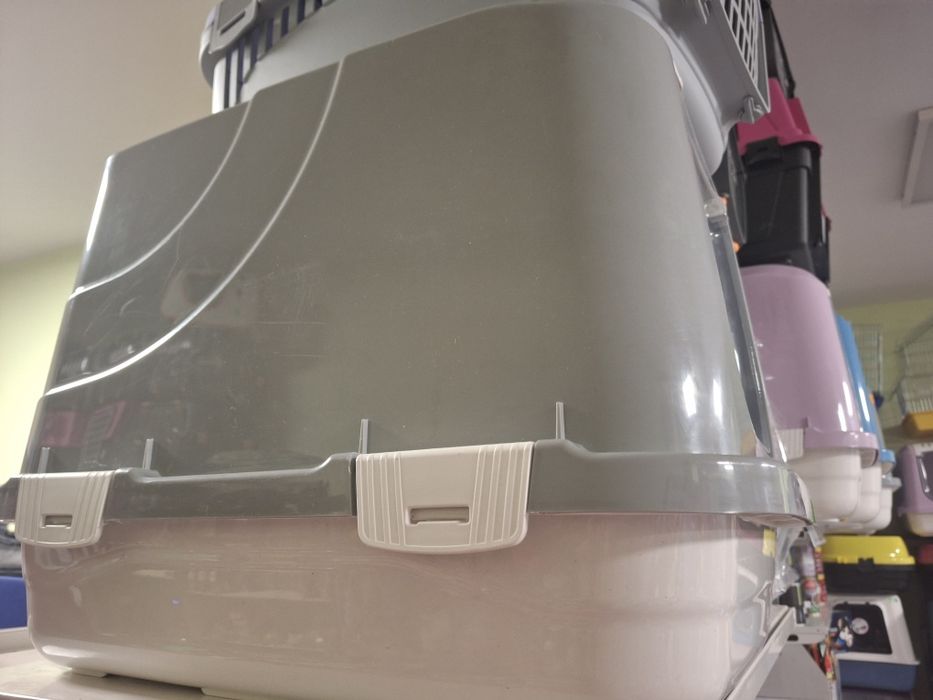 Закрита,затворена котешка тоалетна за котка