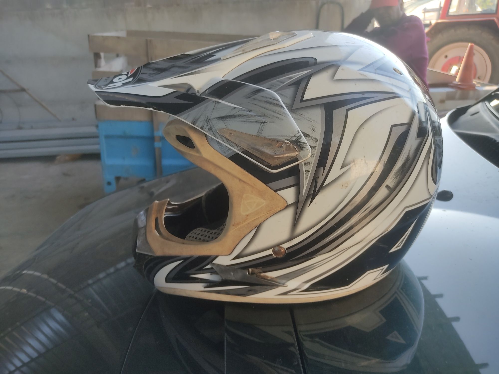 Каска Airoh.    helmet