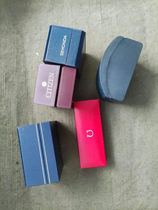 Продавам кутии за стари часовници